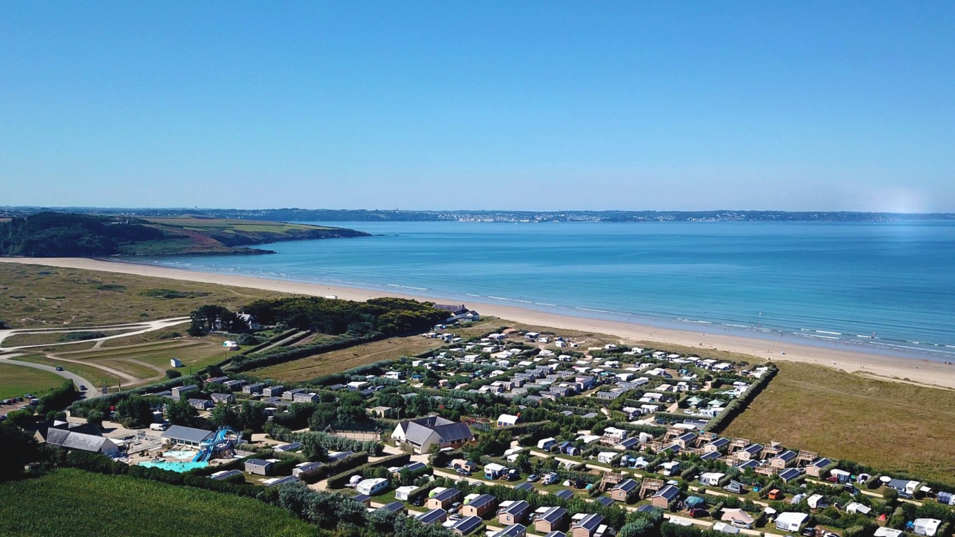 Campingplatz mit den Füßen im Wasser