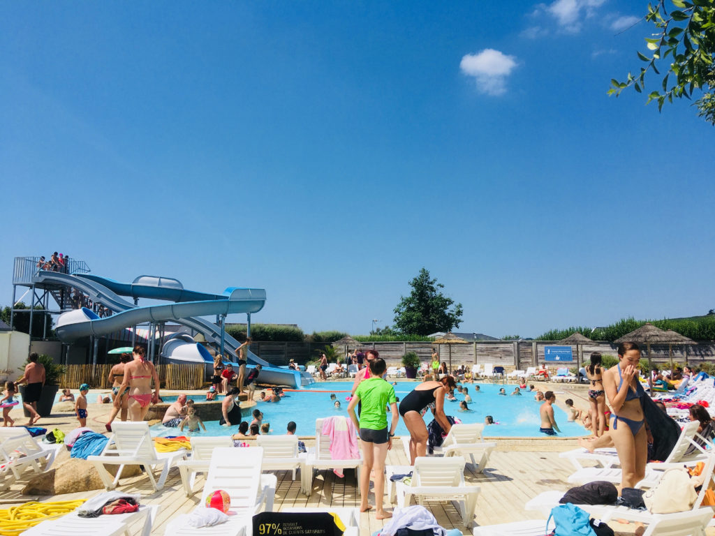 Pools und Rutsche des Campingplatzes