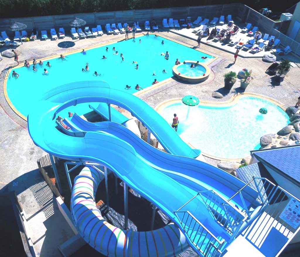 Vue du toboggan sur l'espace aquatique du camping