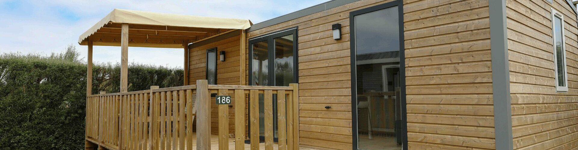 Sur la photo on peut voir un mobil-home du camping La Plage de Tréguer