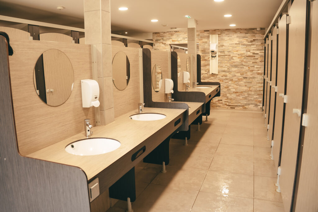 Sanitaires du camping la plage de Tréguer